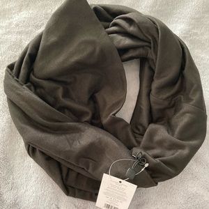 COPY - Beyond Yoga Pocket Infinity Scarf